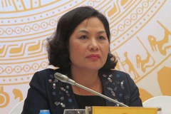 Phó Thống đốc Nguyễn Thị Hồng đang trao đổi về vấn đề nợ xấu tại buổi họp báo Chính phủ. (Ảnh: Đức Duy/Vietnam+)