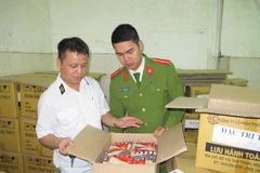 Đoàn liên ngành 389 quận Hai Bà Trưng mở niêm phong kho thuốc thú y thu giữ tại ngõ 559 phố Kim Ngưu. (Ảnh: Đức Duy/Vietnam+)