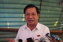 Đại biểu Lê Viết Chữ, đoàn Quảng Ngãi đang trao đổi với phóng viên bên lề Quốc hội. (Ảnh: Đức Duy/Vietnam+)