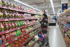 Khách hàng đang mua sắm hàng hóa tại siêu thị Fivimart Hà Nội. (Ảnh: Đức Duy/Vietnam+)