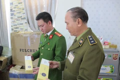 Đội Quản lý thị trường số 5 phối hợp với phòng 7, C49 thu giữ hơn 3.000 bao thuốc lá ngoại nhập lậu trên địa bàn quận Long Biên. (Ảnh: Đức Duy/Vietnam+)