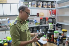 Lực lượng Quản lý thị trường đang kiểm tra hàng hóa tại các kho bãi, nơi dễ phát sinh hàng lậu. (Ảnh: Đức Duy/Vietnam+)