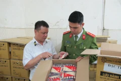 Đoàn liên ngành 389 quận Hai Bà Trưng mở niêm phong kho thuốc thú y thu giữ tại ngõ 559 phố Kim Ngưu. (Ảnh: Đức Duy/Vietnam+)