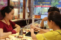 Một điểm kinh doanh vàng tại Hà Nội. (Ảnh: TTXVN)