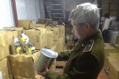 Đội Quản lý thị trường số 5 thu giữ hơn 2 tấn nguyên liệu trà sữa không rõ nguồn gốc của hệ thống TACO. (Ảnh: Đức Duy/Vietnam+)