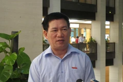 Tổng kiểm toán nhà nước Hồ Đức Phớc đang trao đổi với báo chí bên lề Quốc hội. (Ảnh: Đức Duy/Vietnam+)