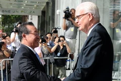 Thứ trưởng Ngoại giao Triều Tiên (trái) và Đặc phái viên Mỹ về Triều Tiên (phải) trước cuộc gặp ở New York. (Ảnh: AFP/TTXVN)