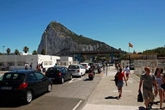 Đi lại qua biên giới Tây Ban Nha với Gibraltar. (Nguồn: Reuters)