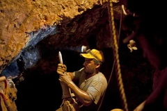 Công nhân làm việc tại mỏ vàng ở gần El Callao. (Ảnh minh họa. Nguồn: Reuters)