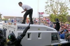 Cảnh sát đã bố trí xe bọc thép để ngăn cản đám đông người biểu tình. Ảnh minh họa. (Nguồn: img.rasset.ie)