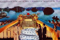 Bộ trưởng Bộ Văn hóa, Thể thao và Du lịch Hoàng Tuấn Anh, Chủ tịch tỉnh Quảng Ninh Nguyễn Văn Đọc nhận biểu tượng do Chủ tịch New7Wonders, ông Bernard Weber, trao tặng. (Ảnh: Anh Tuấn/TTXVN)