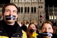 Người Hungary dán băng keo lên miệng để phản đối những quy định của chính phủ về luật truyền thông mới. (Nguồn: Reuters)
