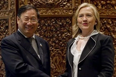 Phó Thủ tướng kiêm Bộ trưởng Ngoại giao Việt Nam (trái) đã có cuộc gặp với Ngoại trưởng Mỹ (phải) bên lề Hội nghị Ngoại trưởng ASEAN. (Ảnh: AFP/TTXVN)