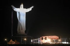 Bức tượng vừa được khánh thành và thắp sáng ngày 21/11 ở ngoại ô thành phố Swiebodzin, miền Tây Ba Lan. (Nguồn: Reuters)