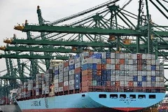 Tàu chở container neo đậu tại cảng Pasir Panjang ở Singapore. (Ảnh: AFP/TTXVN)