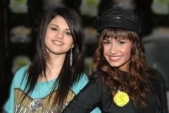 Selena Gomez (trái) và Demi Lovato. (Nguồn: tin247.com)