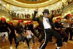 Người hâm mộ nhảy theo các điệu nhảy của Michael Jackson. (Nguồn: AP)