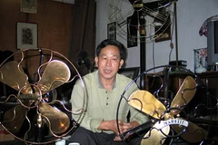 Ông Tấn bên những chiếc quạt cổ. (Nguồn: Internet)