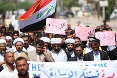 Biểu tình tại thành phố Basra (Iraq), lên án bộ phim phỉ báng đạo Hồi. (Ảnh: AFP/TTXVN)