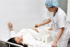 Kiểm tra sức khỏe thai phụ. (Ảnh: Dương Ngọc/TTXVN)