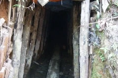 Hầm hố được đào dưới lòng đất để khai thác thiếc trái phép. (Nguồn: Internet)