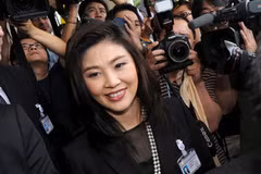 Các nhà báo vây quanh bà Yingluck Shinawatra sau khi được bầu làm Thủ tướng trong cuộc họp Quốc hội ngày 5/8.