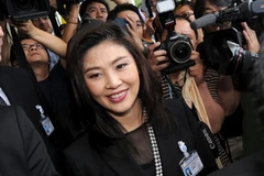 Các nhà báo vây quanh bà Yingluck Shinawatra sau khi được bầu làm Thủ tướng trong cuộc họp Quốc hội ngày 5/8.