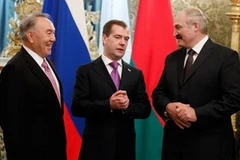 Tổng thống Kazakhstan, Tổng thống Nga và người đồng nhiệm Belarus (từ trái sang phải). (Nguồn: rt.com)