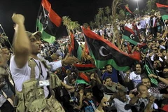Người dân Libya tổ chức ăn mừng sự kiện Mutassim Billah bị bắt, tại quảng trường Martyrs, thủ đô Tripoli ngày 12/10. (Ảnh: AFP/TTXVN)