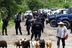 Cảnh sát bao vây bên ngoài ngôi làng. (Nguồn: france24.com)