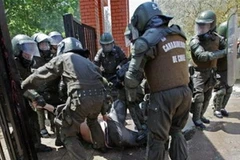 Cảnh sát bắt giữ người biểu tình. (Nguồn: AP)