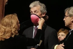 Giải IgNobel cho chiếc áo lót phụ nữ có thể nhanh chóng chuyển đổi thành hai chiếc khẩu trang chống khí độc hại. (Ảnh: dvice.com)