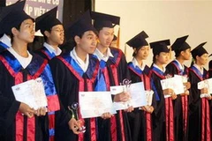 Học sinh, sinh viên nhận giải Hoa Trạng Nguyên. Ảnh minh họa. (Nguồn: hoatrangnguyen.vn)