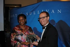 Chủ tịch Hội đồng quản trị Movitel, bà Safura da Conceicao nhận giải. (Ảnh: Nguyễn Đức/Vietnam+)