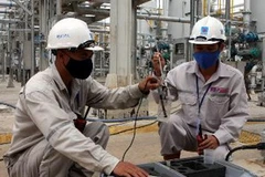 Kiểm tra nước thải đã qua xử lý ở Nhà máy Đạm Cà Mau. (Ảnh: Hà Thái/TTXVN)