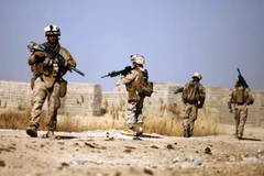 Lính Mỹ tuần tra tại Trikh Nawar, phía đông bắc Marjah, Afghanistan. (Ảnh: AFP/TTXVN)