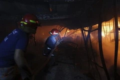 Lính cứu hỏa chật vật chữa cháy. (Nguồn: Reuters)