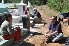 Ông Andre Menras phỏng vấn vợ một ngư dân mất tích, trước ngôi mộ gió ở Bình Châu (Quảng Ngãi). (Nguồn: truongsahoangsa.info)