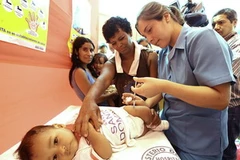 Tiêm vắcxin phòng cúm A/H1N1 cho trẻ em ở Lima, Peru. (Ảnh: AFP/TTXVN)