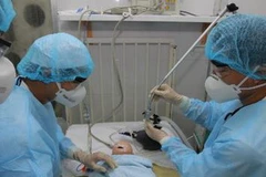 Diễn tập tình huống ca nghi ngờ bệnh nhân viêm phổi nặng do cúm A/H5N1. (Ảnh: Phương Vy/TTXVN)