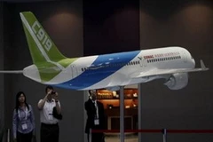 Mô hình máy bay chở khách loại lớn C919 tại Triển lãm Hàng không châu Á tổ chức tại Hongkong. (Nguồn: AP)