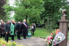 Các đại biểu đặt lẵng hoa tại tượng Bác ở công viên Montreau. (Ảnh: Hà-Dũng/Vietnam+)