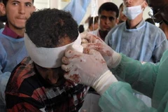 Cấp cứu cho người biểu tình bị thương trong vụ xung đột tại Sanaa ngày 25/9. Ảnh minh họa. (Nguồn: THX/TTXVN)
