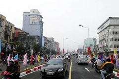 Các phương tiện tham gia gaio thông trên cầu vượt nhẹ Lê Văn Lương-Láng Hạ. (Ảnh: Huy Hùng/TTXVN)