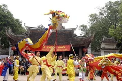 Múa rồng trước cửa Đền Đô. (Ảnh minh họa. Anh Tuấn/TTXVN)