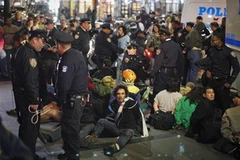 Cảnh sát bắt giữ người biểu tình tại công viên Zuccotti. (Nguồn: Reuters)