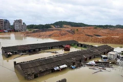 Nhà và xe chìm trong nước do bão Kai-Tak đổ bộ Khu tự trị Choang Quảng Tây. (Nguồn: Xinhua)