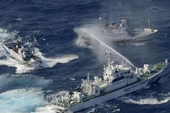 Tàu bảo vệ bờ biển Nhật Bản phun nước vào các thuyền của Đài Loan tại vùng biển Hoa Đông ngày 25/9. (Nguồn: AFP/TTXVN)