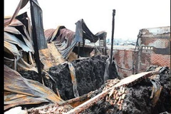 Một phần nhà kho bị thiêu hủy và đổ sập. (Ảnh: Thế Vinh/TTXVN) 