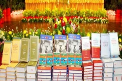 Sách được trưng bày tại hội nghị tổng kết Dự án Biên soạn lịch sử quan hệ đặc biệt giữa hai nước. (Ảnh: Hoàng Chương/TTXVN)